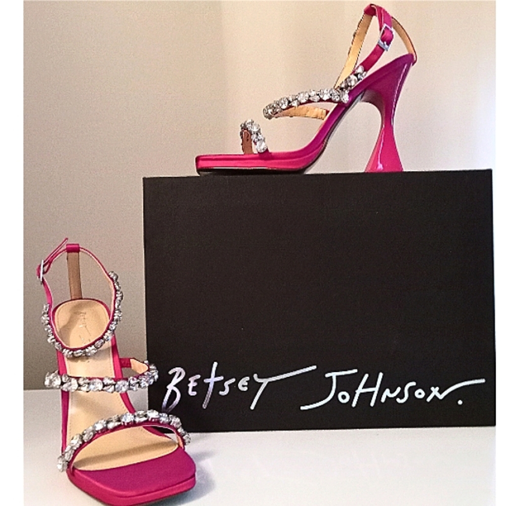 Betsey Johnson Perry Sandals Size 8